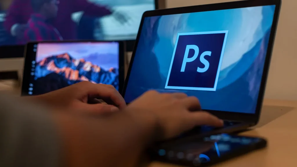 Profesional creativo editando contenido digital con un portátil