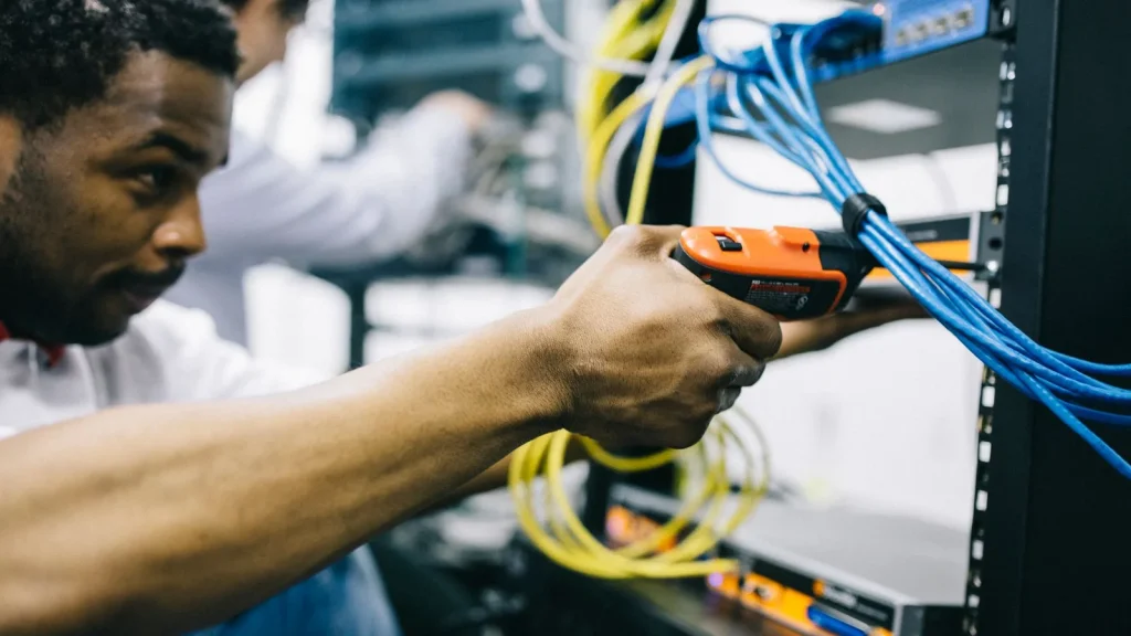 Ingenieros revisando una red óptica multivendor en un centro de datos.