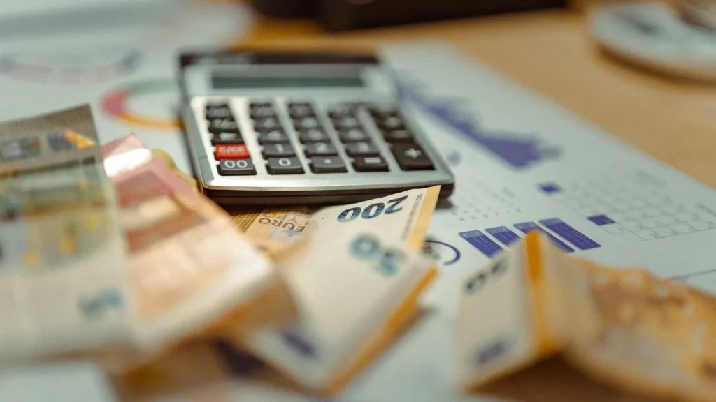 Documentos financieros, calculadora y euros sobre una mesa