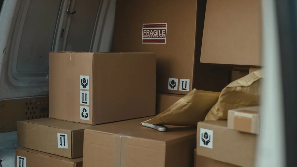 Paquetes preparados para envío en una operación de ecommerce