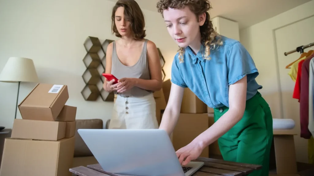 Equipo de ecommerce gestionando inventario y pedidos desde un portátil