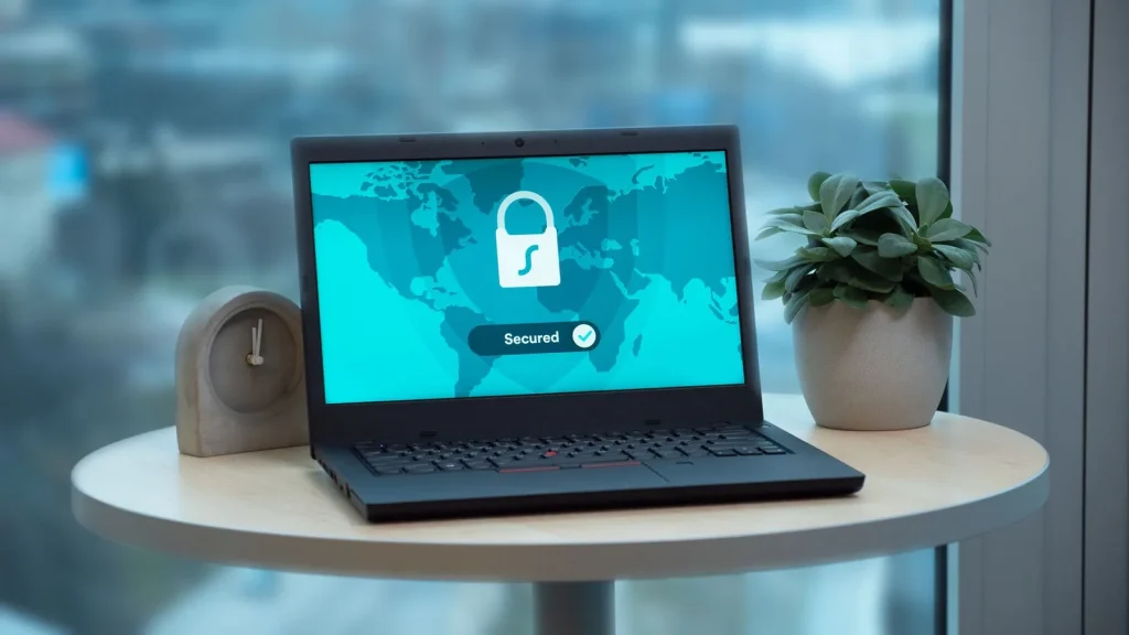 Profesional configurando cifrado y seguridad de datos en la nube