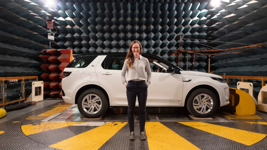 Ingeniería y ensayo de vehículos en un centro tecnológico de automoción.