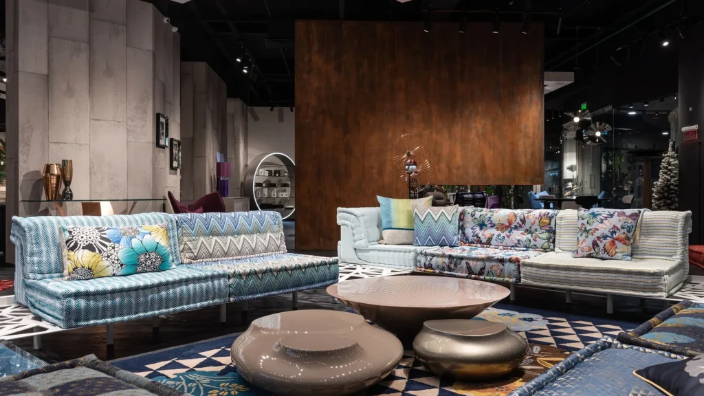 Exposición de muebles en un establecimiento comercial