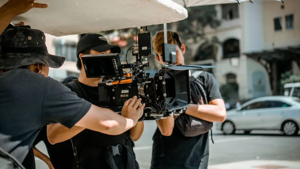 Equipo de producción audiovisual trabajando con una cámara profesional