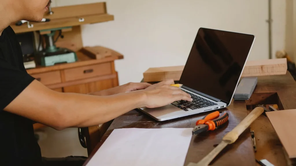 Pequeño negocio utilizando un portátil para digitalizar su actividad