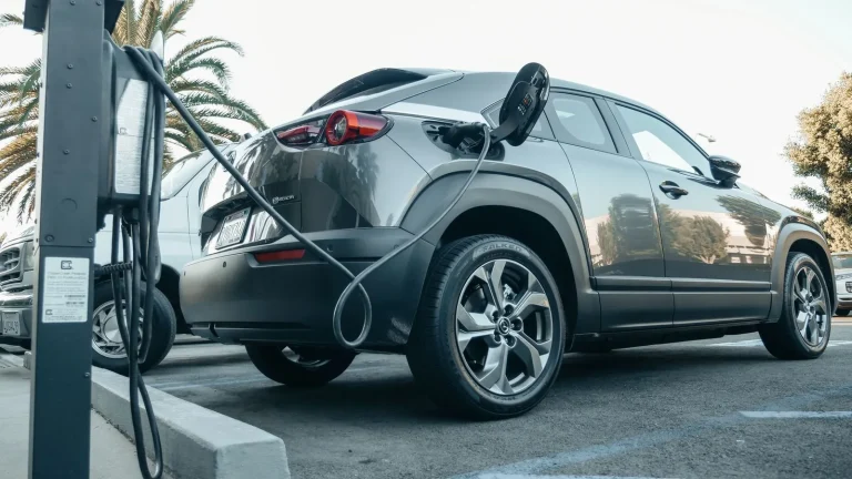 Auto+ abre el 1 de octubre 50 millones para vehículos eléctricos de empresas y autónomos