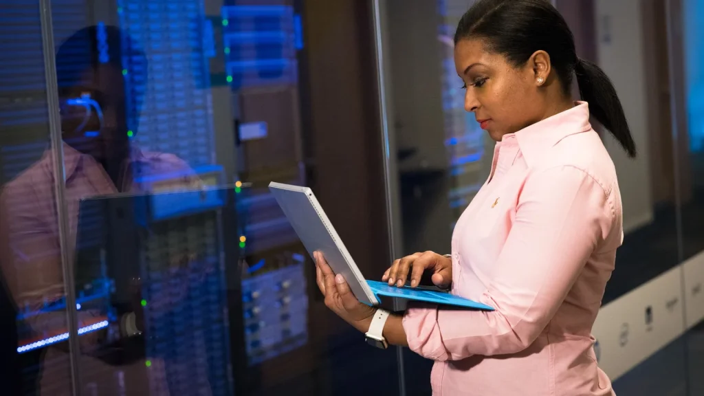 Ingeniera trabajando con infraestructura cloud y servidores