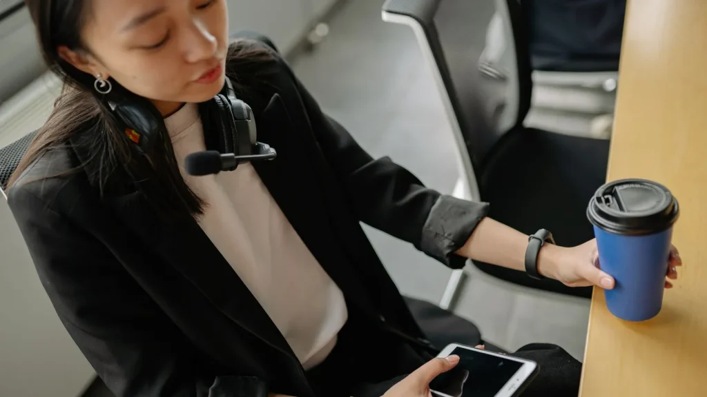 Agente de atención al cliente atendiendo una llamada desde una plataforma digital