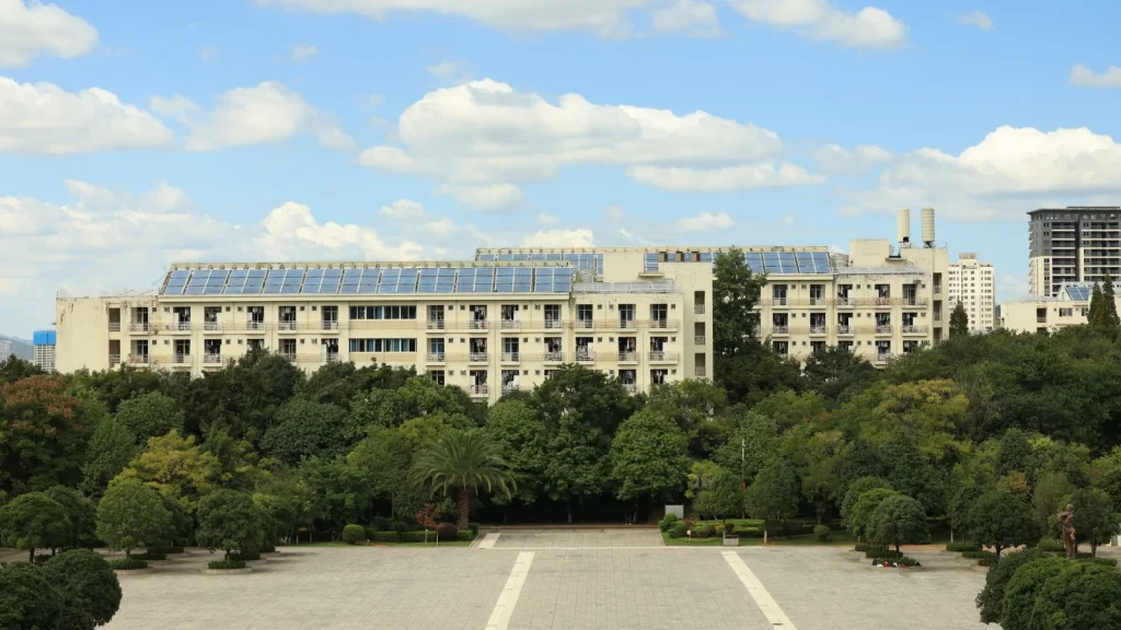 Edificio con paneles solares, relacionado con inversiones de eficiencia energética en alojamientos y negocios turísticos.