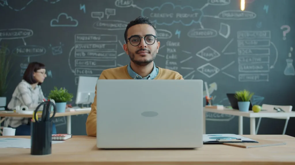 Persona autónoma trabajando en un espacio de emprendimiento de Barcelona.