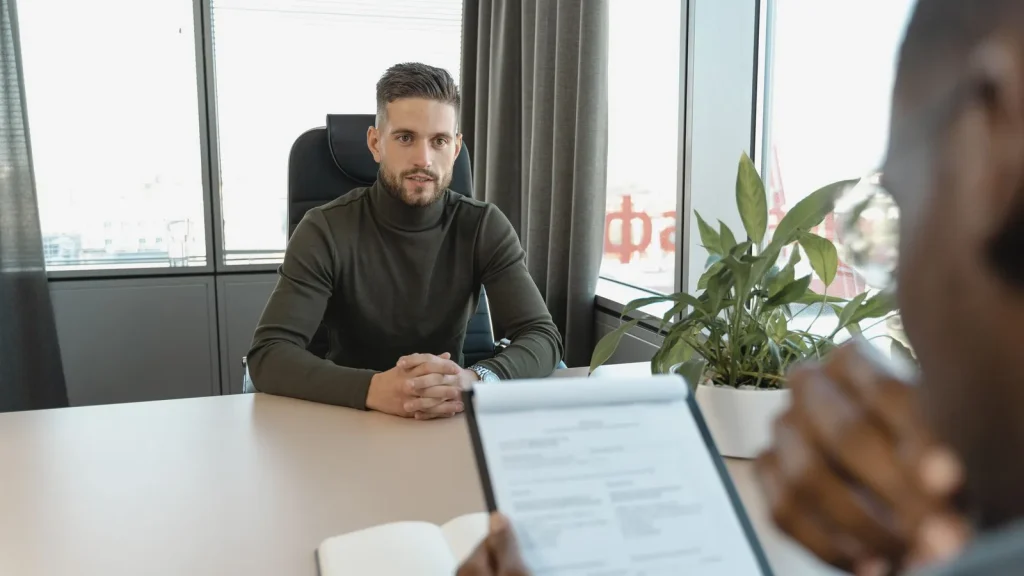 Autónomo de Barcelona entrevistando a una candidata para una nueva contratación.
