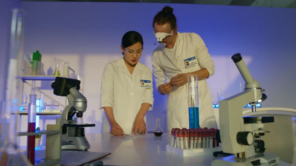 Equipo investigador trabajando en un laboratorio de una empresa innovadora