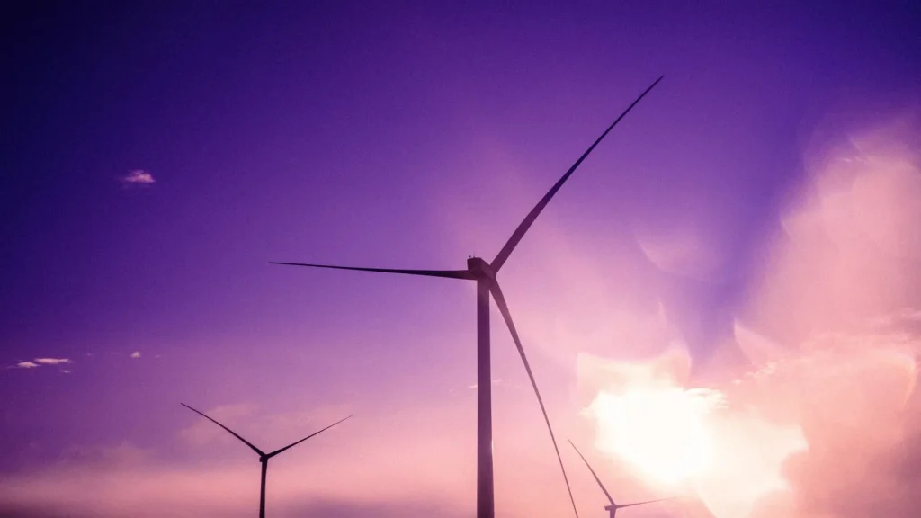Aerogeneradores en un paisaje de energía renovable, relacionados con innovación y startups energéticas.