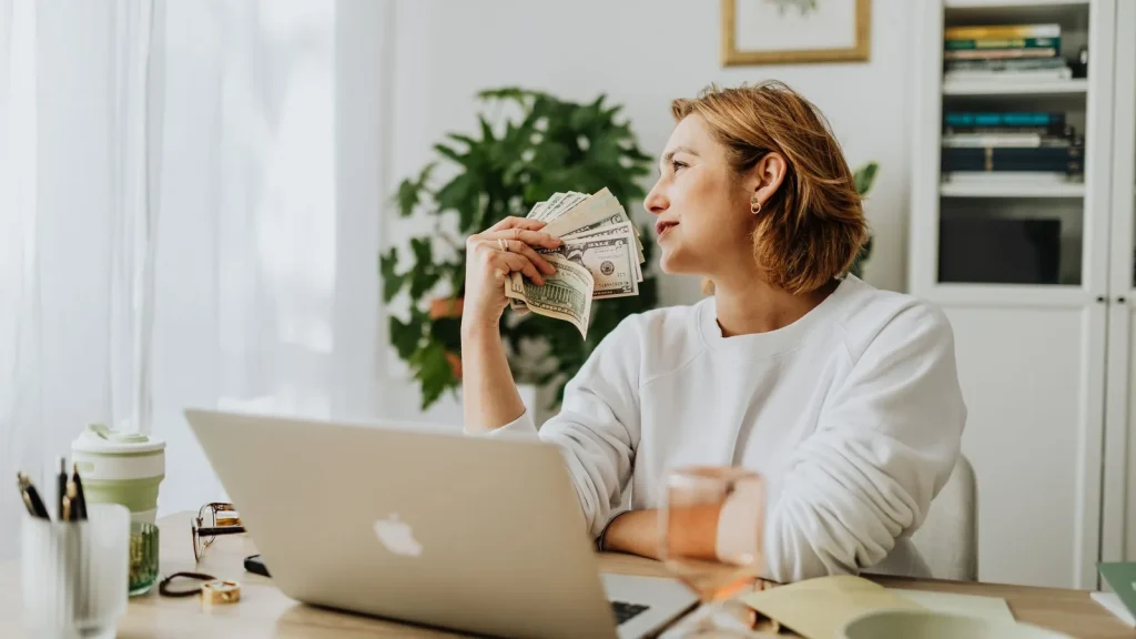 Autónoma canaria revisando cuotas y una solicitud online.