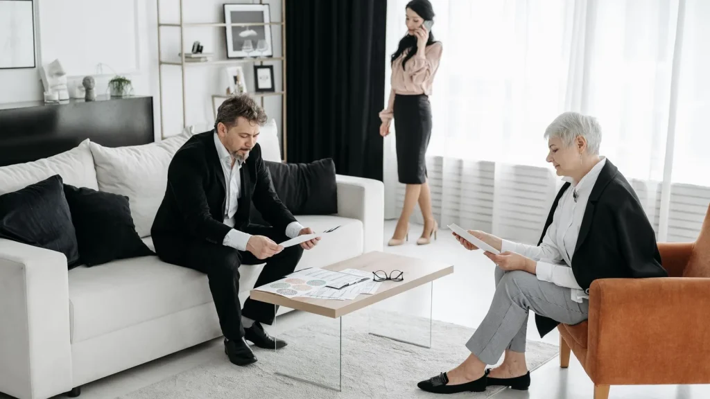 Familia empresaria y asesores revisando un plan de relevo generacional
