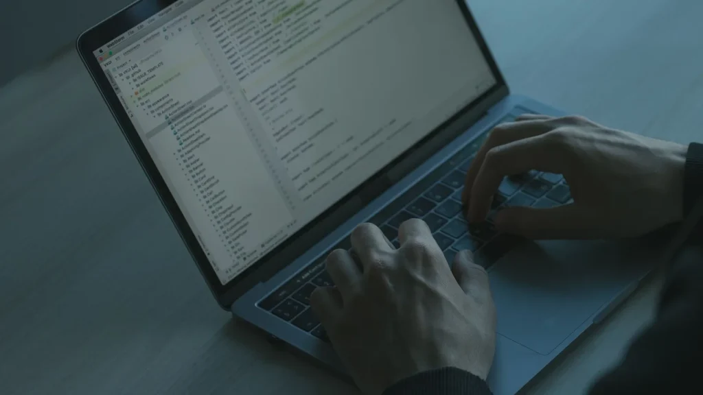 Profesional revisando sistemas y código relacionados con la ciberseguridad empresarial