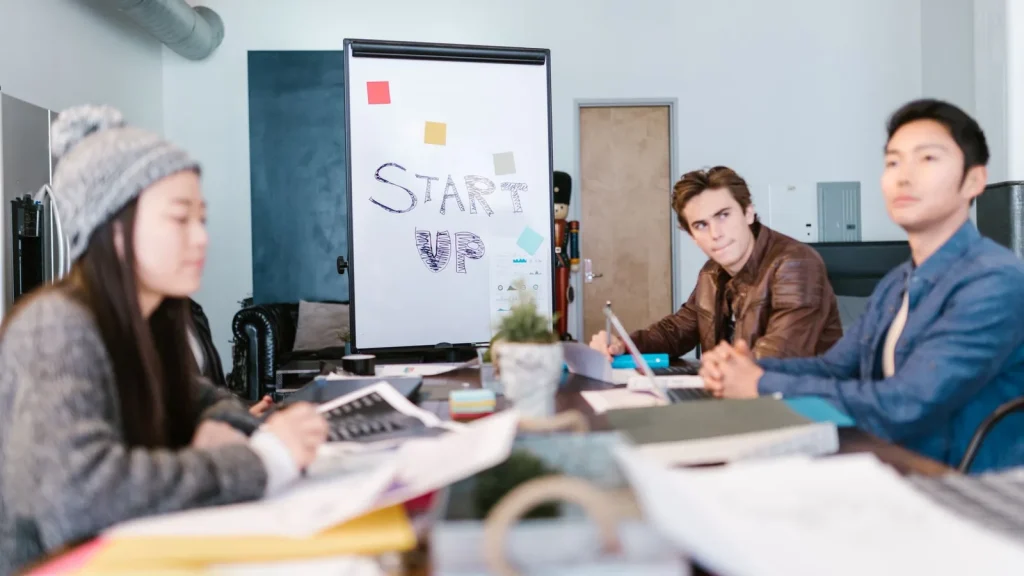 Equipo de una empresa de reciente creación reunido para planificar inversión y contratación