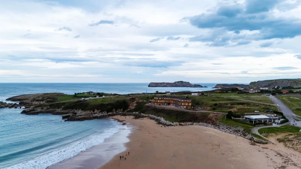 Hotel junto a la costa de Cantabria durante la temporada de verano.