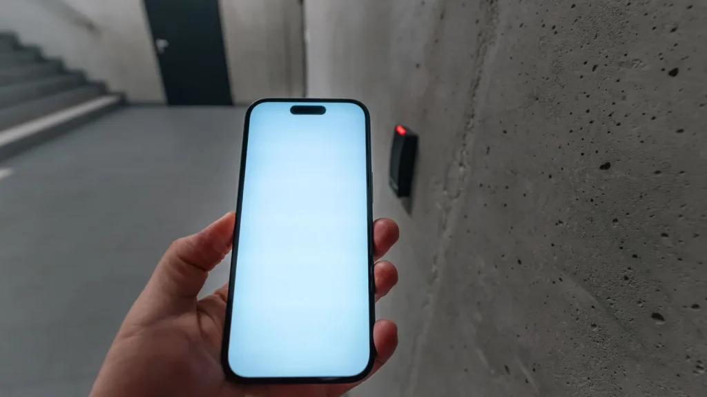 Usuario mostrando una cartera de identidad digital europea en un teléfono.