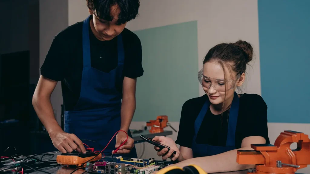Jóvenes trabajando en un proyecto técnico vinculado a Formación Profesional