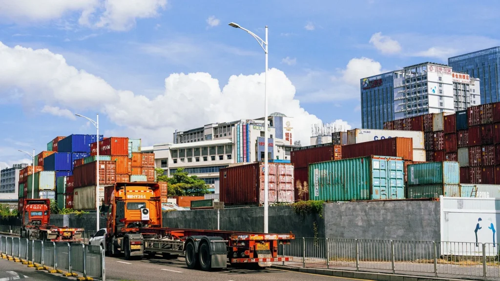 Contenedores y transporte de mercancías vinculados a las exportaciones de Castilla y León.