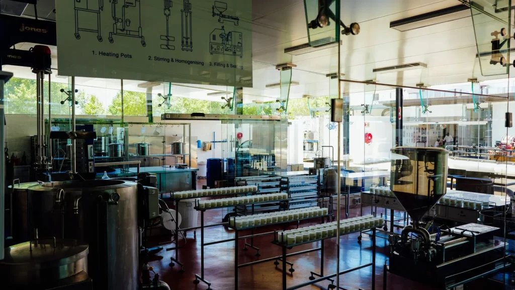 Línea moderna de producción alimentaria vinculada a inversiones en transformación y comercialización.