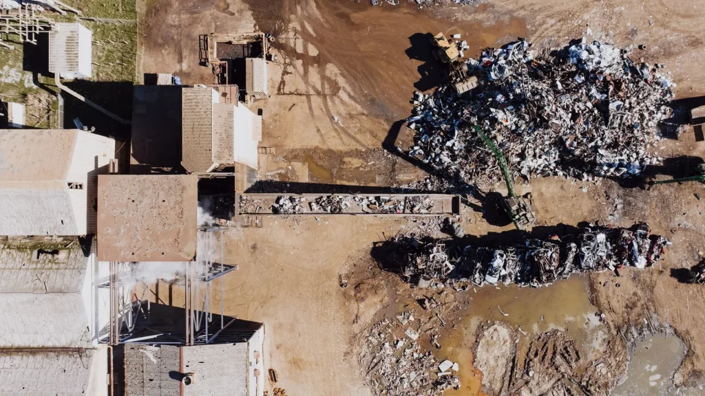 Instalación industrial de reciclaje y recuperación de materiales vinculada a economía circular.