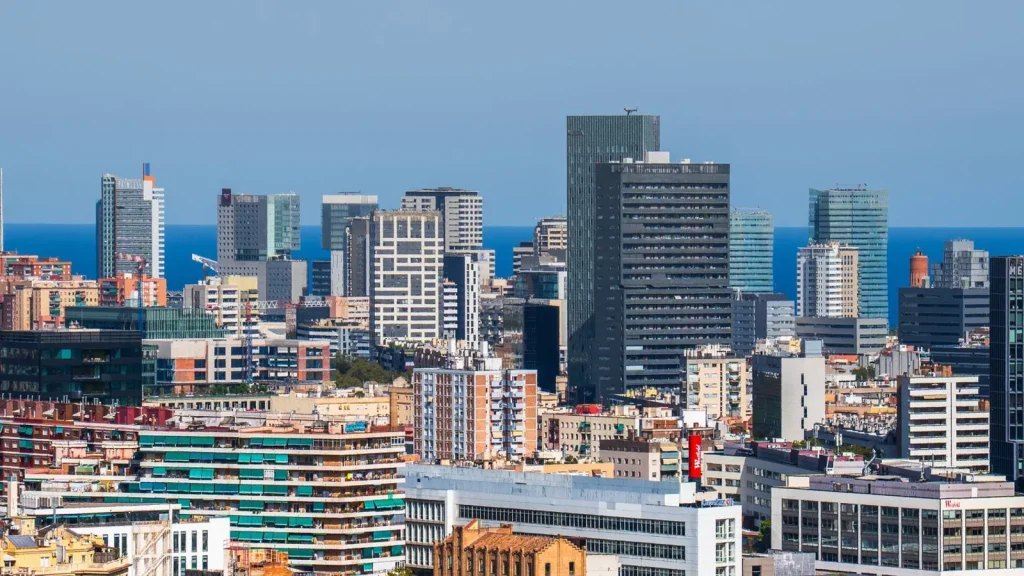 Skyline empresarial de Barcelona vinculado a la llegada de inversión extranjera a Cataluña.