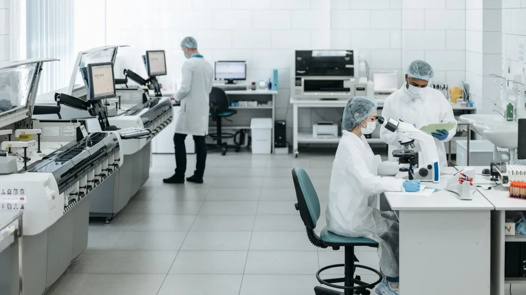 Investigadores trabajando en un laboratorio de biotecnología y salud