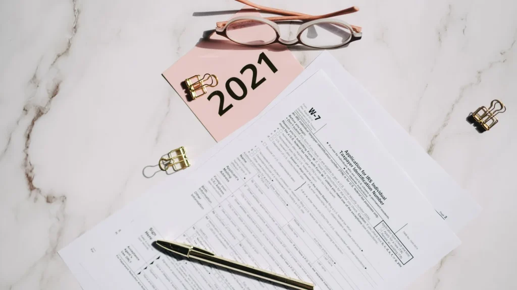 Autónomo revisando impuestos y gastos deducibles con su contabilidad.