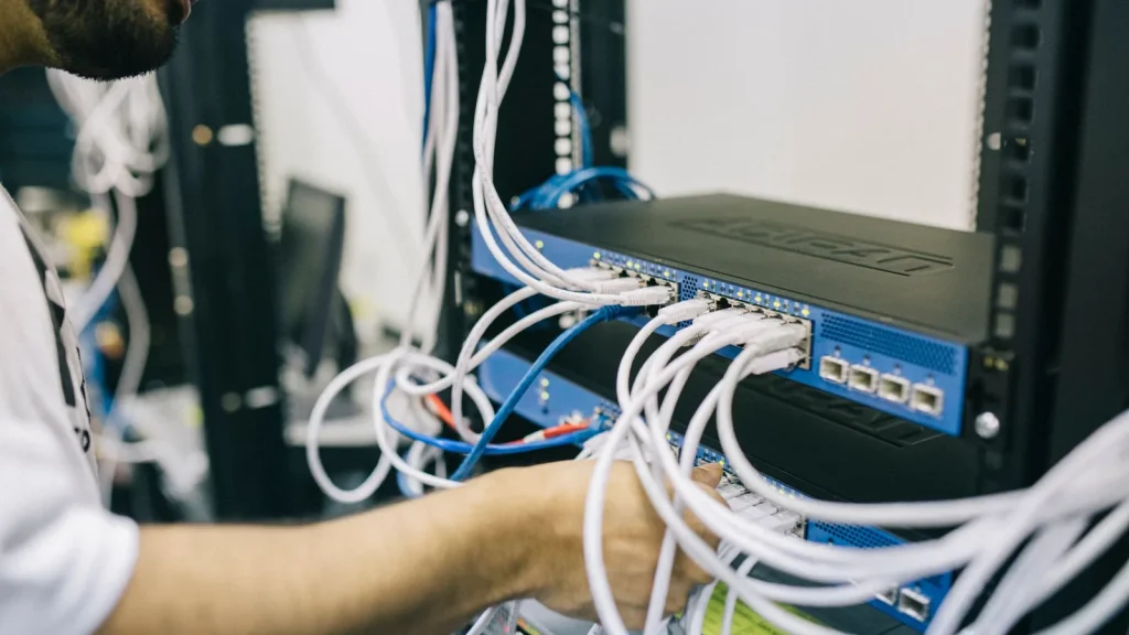 Administrador de seguridad revisando permisos de Microsoft 365 y Google Workspace en un panel SaaS.