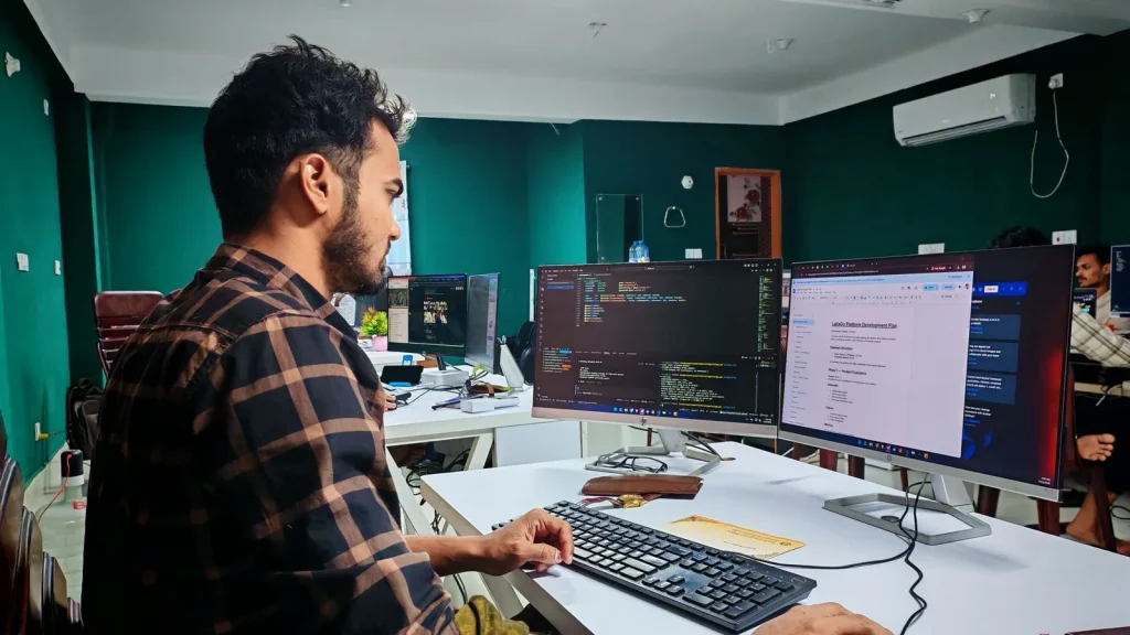 Desarrollador automatizando infraestructura desde una terminal