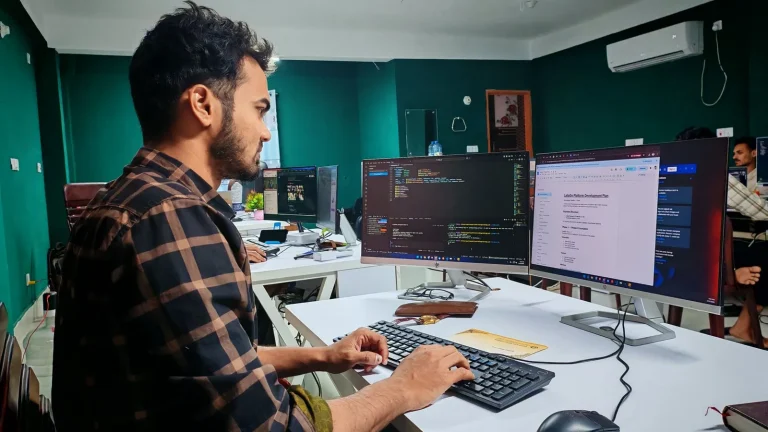 Cloudflare lanza EmDash 1.0, un CMS abierto con plugins aislados para reducir riesgos de seguridad