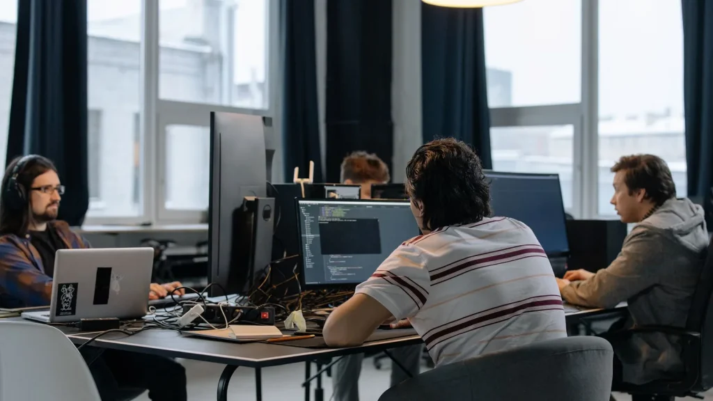 Equipo de desarrollo revisando permisos y despliegues en una plataforma cloud.