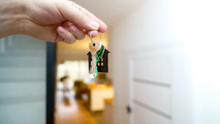 La compraventa de viviendas cae un 5,1% en julio y rompe cinco meses de subidas, según el INE