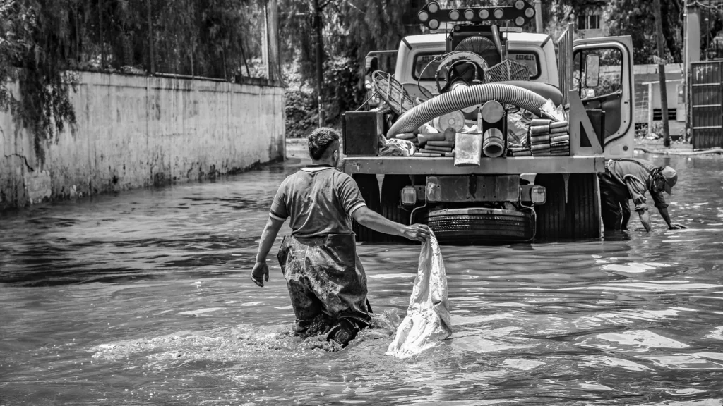 Trabajos de limpieza y recuperación tras unas inundaciones urbanas
