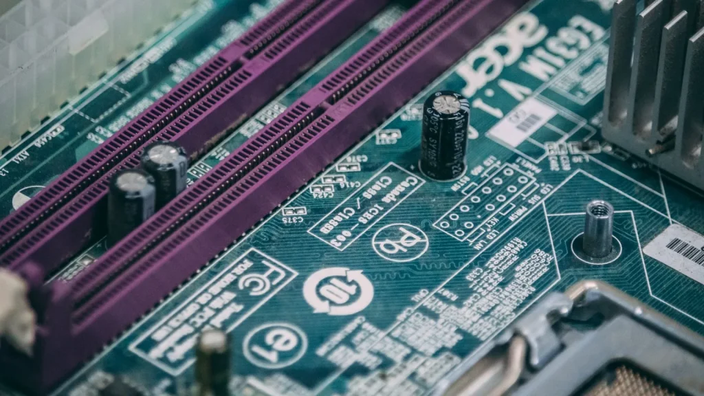 Máquina industrial conectada generando datos para distintos proveedores.