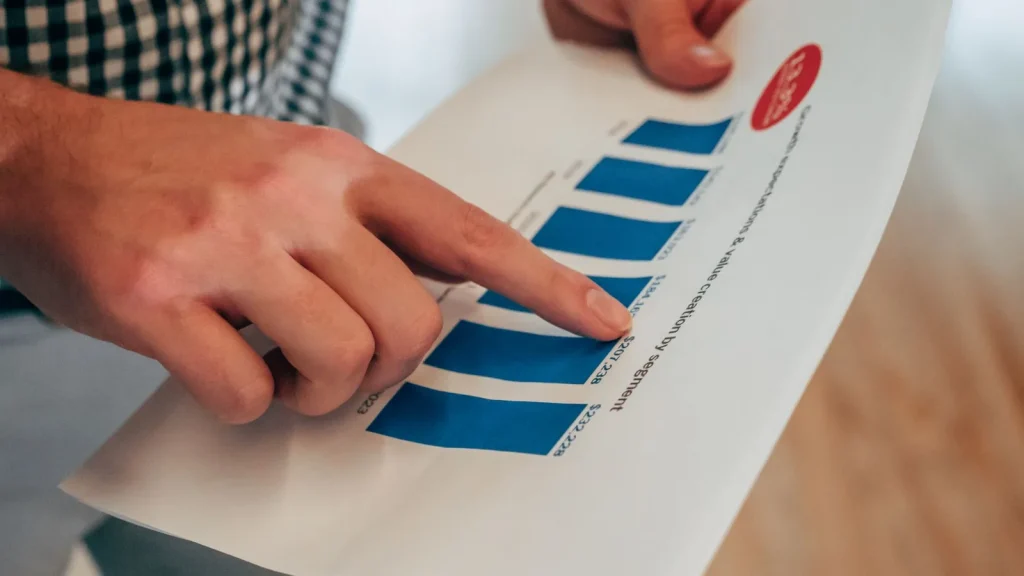 Comercial migrando información de hojas de cálculo a un CRM.