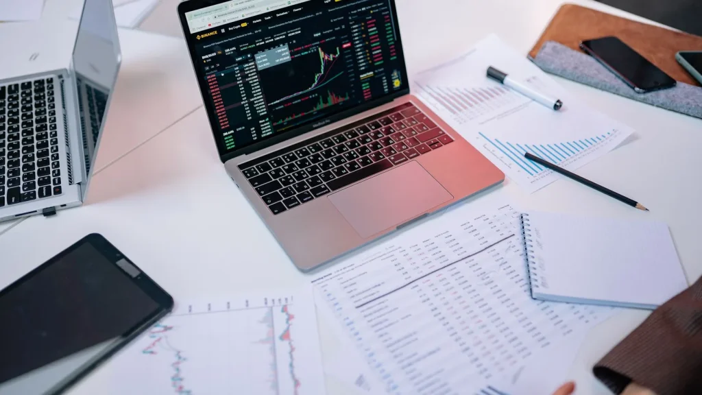 Equipo financiero revisando la tesorería de una empresa