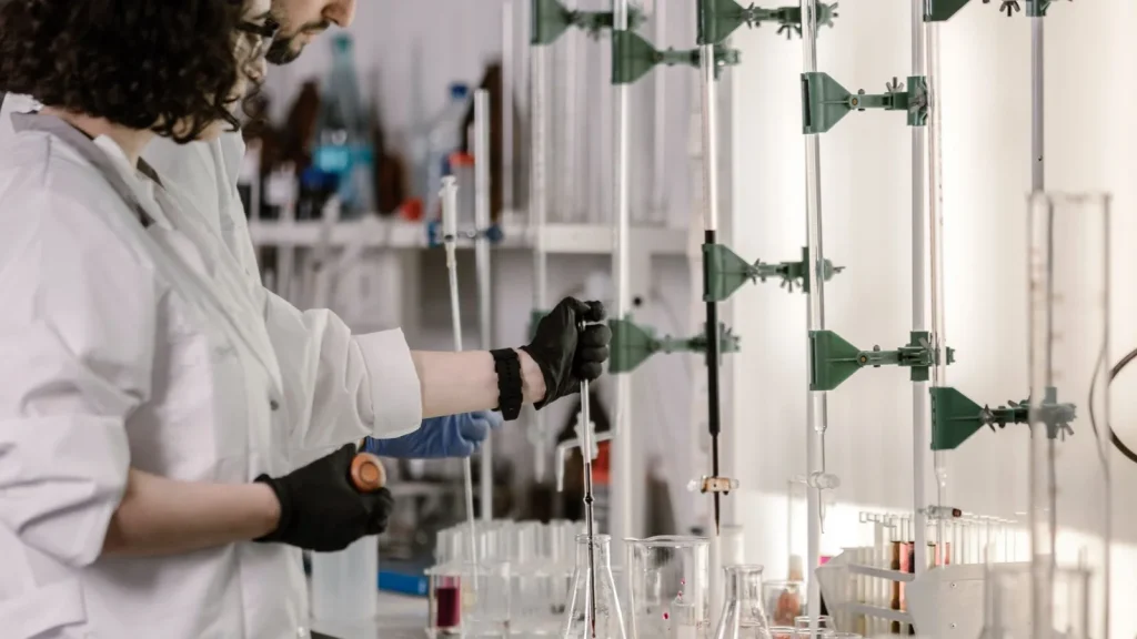 Investigadores trabajando con tubos de ensayo en un laboratorio de biotecnología.