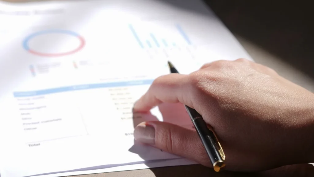 Directivo revisando EBITDA, resultados y caja de una pyme.
