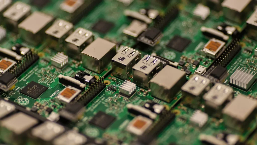 Equipos industriales conectados mediante edge computing e IoT.