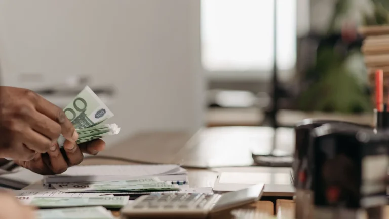 Una empresa puede tener beneficios y quedarse sin dinero: las cinco señales que avisan antes