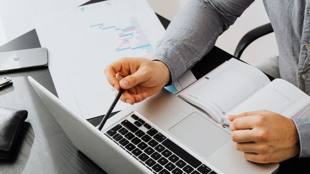 Equipo directivo analizando la estructura de un grupo empresarial