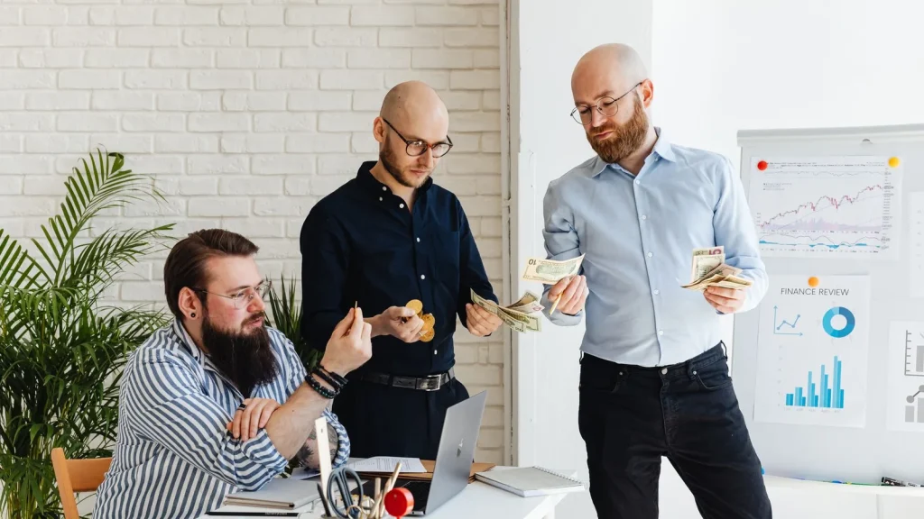 Emprendedores preparando financiación para su empresa.