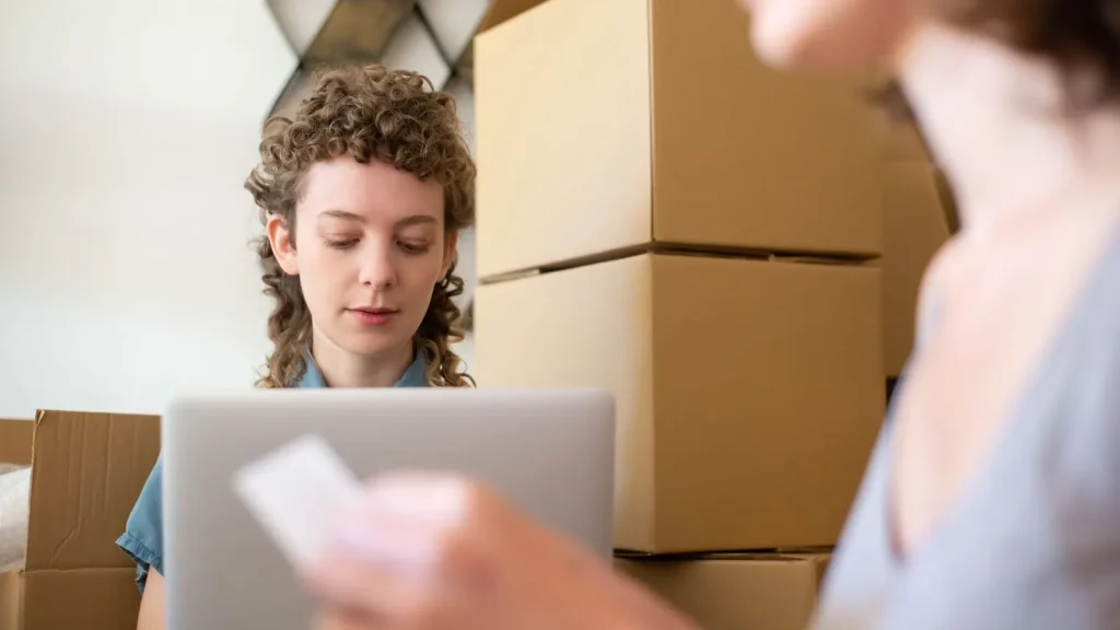 Responsable de ecommerce revisando pedidos, inventario y facturación en un ERP.