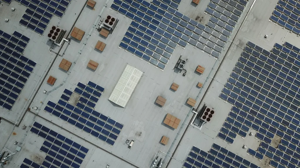 Paneles solares instalados sobre la cubierta de una nave empresarial para autoconsumo