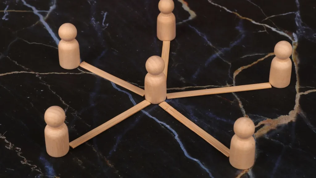 Figuras conectadas que representan cooperación y economía social