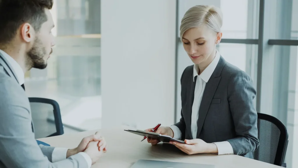 Profesionales de una empresa reunidos para planificar contratación y crecimiento